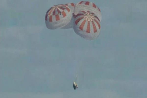 SpaceX'in insanlı uzay seyahati için gönderilen kapsül dünya'ya indi