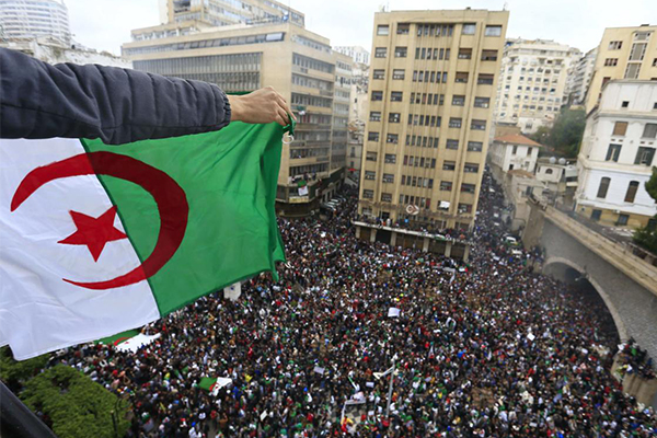 Buteflika'nın kararları, Cezayirlileri ikna etmedi: Protestolara devam
