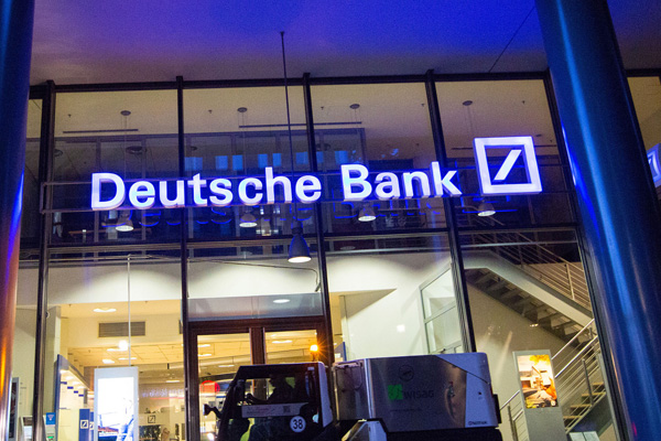 Alman devi Deutsche Bank batıyor mu?
