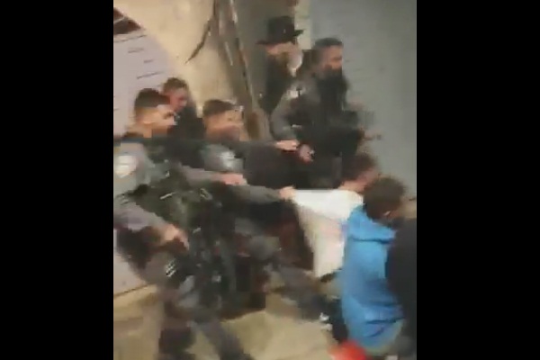 İsrail askerleri, caddelerde namaz kılan Filistinlilere saldırdı