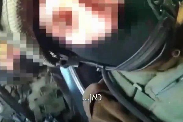 İşgal güçlerinin gözaltına aldığı Filistinli baba ve oğula işkence yaptığı anlar