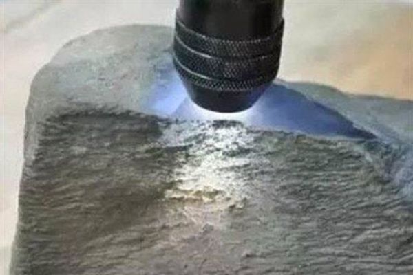 Yolda yürürken bulduğu taş servet değerinde çıktı