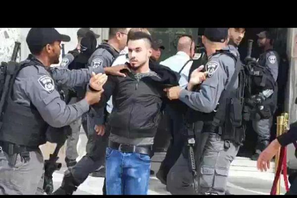 İşgalciler Filistinlileri Mescid-i Aksa'da gözaltına aldı
