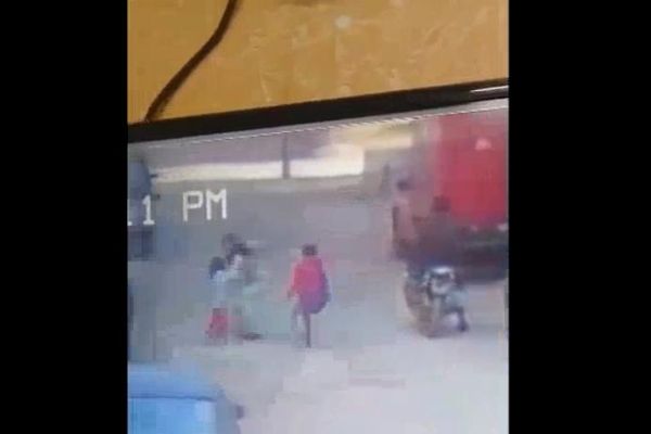 Mısır'da küçük kızı kaçırmaya çalışan şahıs kameraya yakalandı