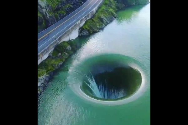 Gölün ortasındaki girdap görenleri ürkütüyor