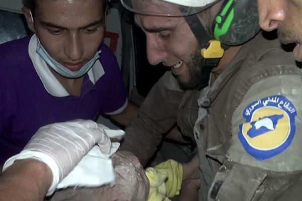 İdlib'de bombalanan binanın enkazından bir bebek sağ çıkarıldı