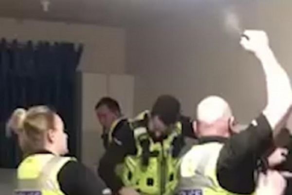 İngiliz polisi yaşlı Müslüman adama acımadan vurdu