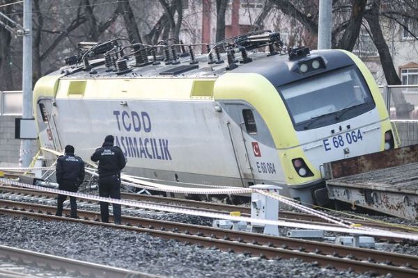 Ankara'da akaryakıt yüklü tren raydan çıktı