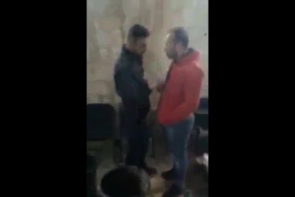 Filistinli genç, Postallarıyla Mescidi Aksaya girmeye çalışan İsrail polisine engel oldu