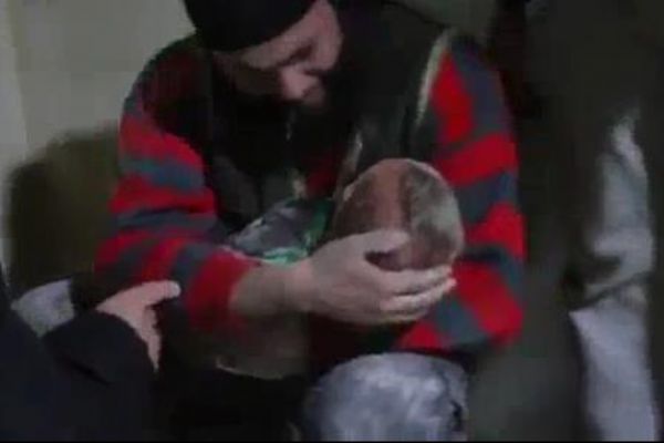 Suriye'de bir babanın kucağında bebeğinin cansız bedeni
