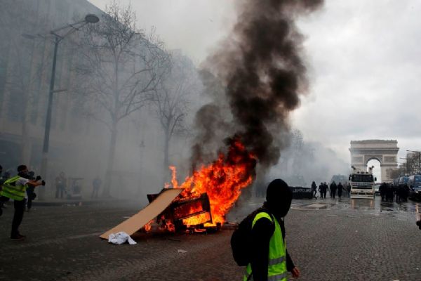 'Sarı Yelekliler' yeniden Paris sokaklarında