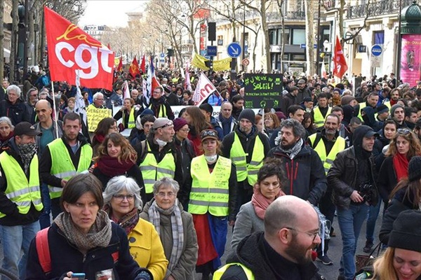 Fransa'da sarı yelekliler yeniden sokaklarda
