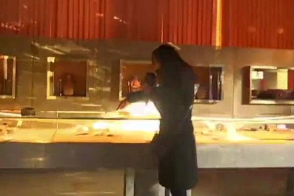 Paris'te polis ve göstericiler kuyumcuyu yağmaladı