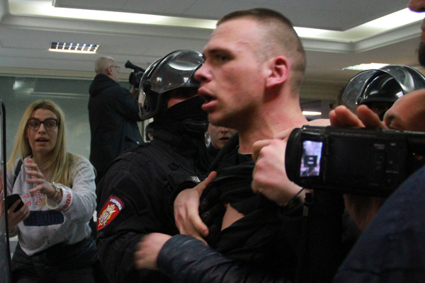 Sırbistan'da hükümet karşıtı protesto: Göstericiler devlet televizyonu binasını basmak istedi