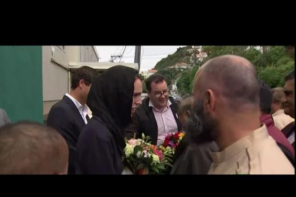 Yeni Zelanda Başbakanı Velington’daki camiyi ziyaret etti