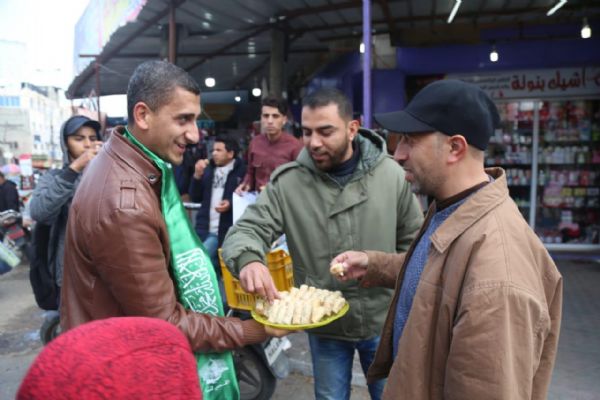 Saldırının ardından Gazze'da halka tatlı dağıtıldı