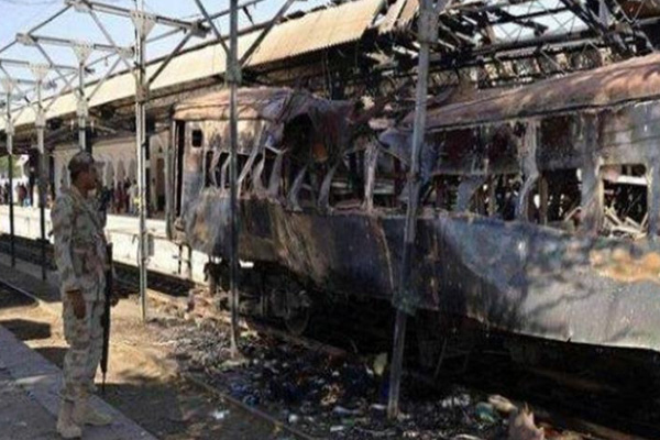 Pakistan’da trene bombalı saldırı