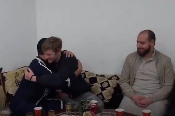 Katliam sonrası  taziye'ye giden Yeni Zelanda'lı genç gözyaşlarına boğuldu