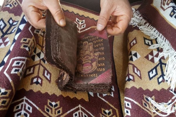 Suriye'den getirilen tarihi kitap ele geçirildi