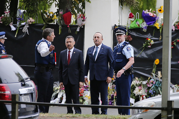 Oktay ve Çavuşoğlu saldırının yapıldığı camide