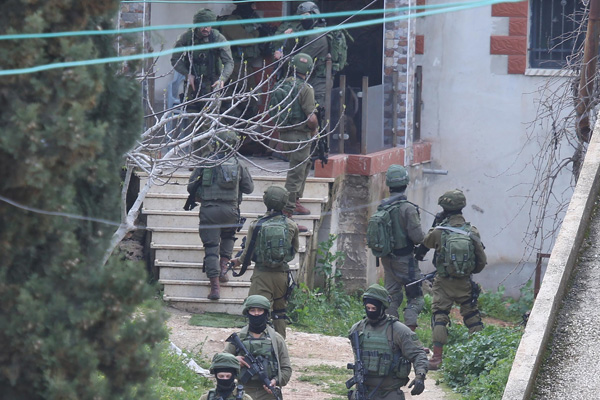 İsrail askerlerinden Filistinlilerin evlerine baskın