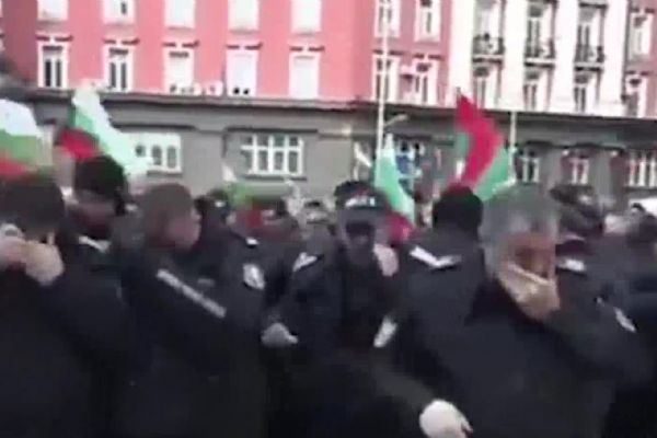 Polis biber gazını kendine sıktı