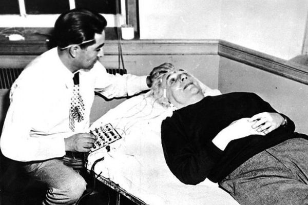 Einstein'ın beynini 240 parçaya böldü