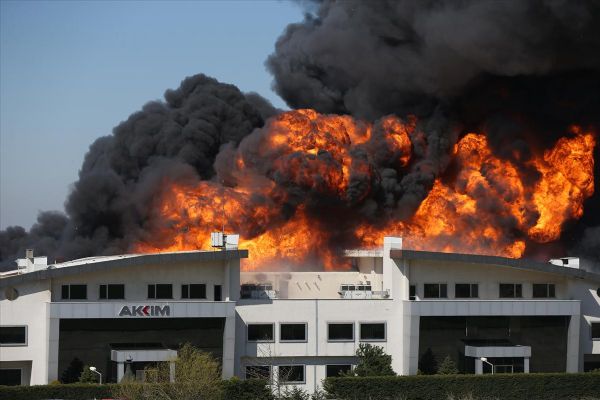 İstanbul'da büyük fabrika alevler içinde kaldı
