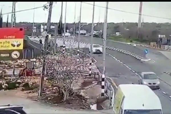 Filistinli gençlerin İsrail askerini öldürdüğü anlar