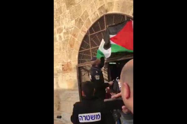 İşgal güçleri Rahmet kapısında asılı olan Filistin bayrağını söktü