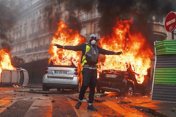 ‘Paris yanarken, Macron  kayaktaydı’