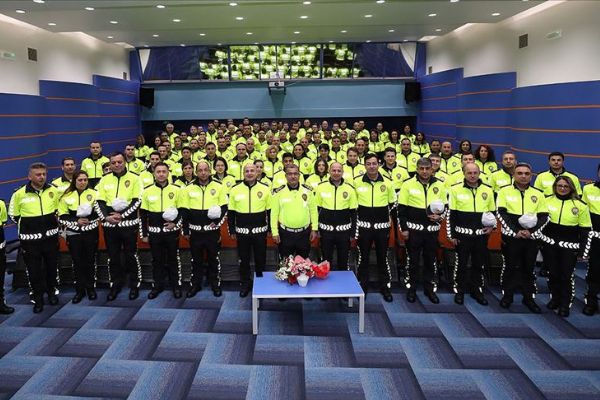 Trafik polisleri yeni kıyafetleriyle sahada