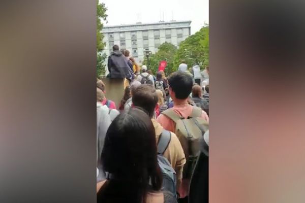 Yeni Zelandalı öğrenciler terör saldırısı yapılan cami önünde saygı duruşunda bulundu