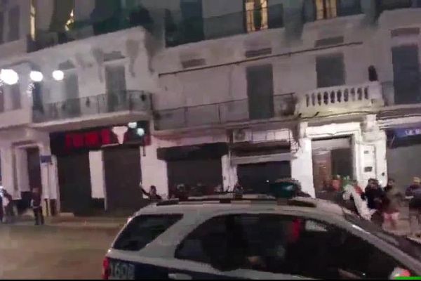 Polis Cezayir'deki göstericilere sempati gösteriyor