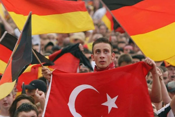 Yeni kurulan sağcı Alman derneği:  Müslümanlara kapımız açık