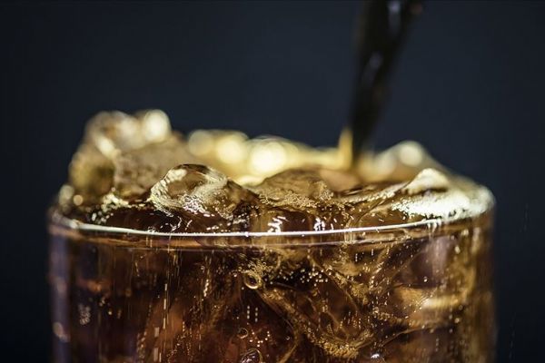 Şekerli içecek tüketimi erken ölüm riskini artırıyor