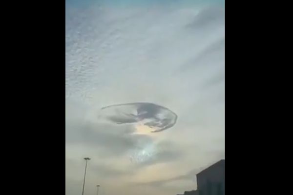 Gökyüzünde oluşan gizemli delik