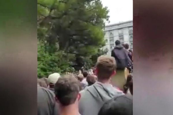 Şehitler anısına okunan ezan Yeni Zelanda'lıları büyüledi