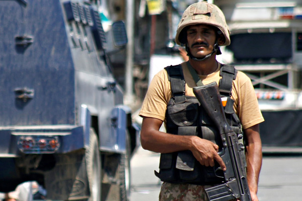 Pakistan'da askerlere silahlı saldırı