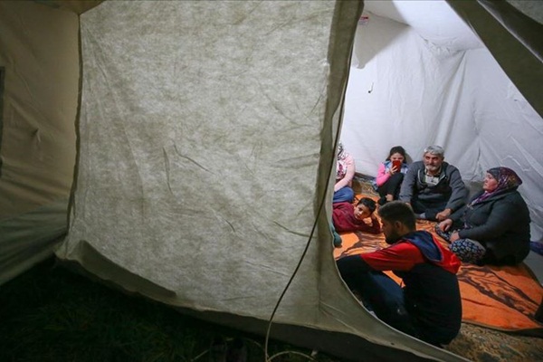 Depremden etkilenen vatandaşlar geceyi çadırlarda geçiriyor