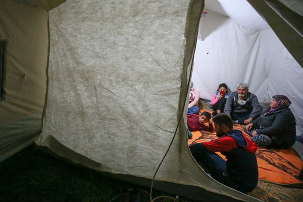 Denizli’de halk geceyi çadırlarda geçirdi