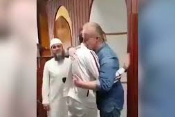 Yeni Zelandalı adam camide Müslüman oldu