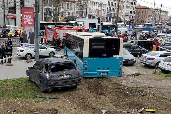 İstanbul Beyazıt'ta halk otobüsü kontrolden çıktı