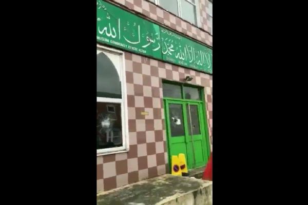 İngiltere'de saldırıya uğrayan camiden görüntüler