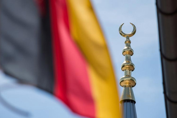 Irkçı Alman partisi minareleri kaldırmak istiyor