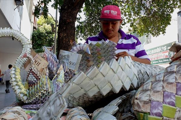 Venezuela'nın eski paralarını sanata dönüştürüyor