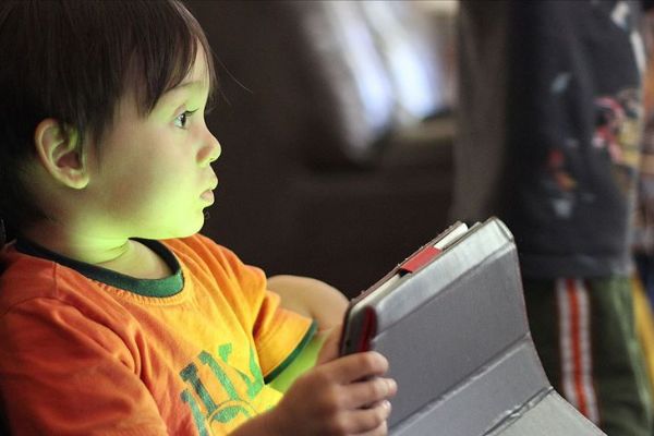 'Duygusal boşluk içindeki çocuk sanal bağımlılıklara yöneliyor'