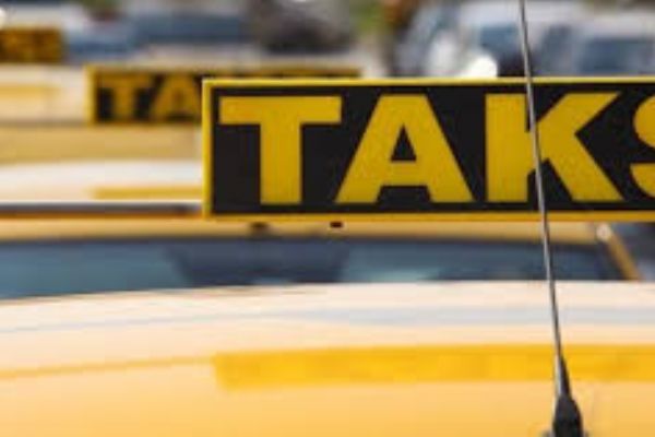 Dolandırıcı taksi şoförü müşterinin elini öpüp özür diledi