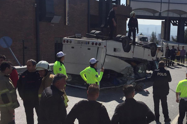 Down sendromlu çocukları taşıyan minibüs devrildi: Çok sayıda yaralı var