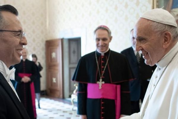 Türkiye'nin Vatikan Büyükelçis Papa'ya güven mektubu sundu